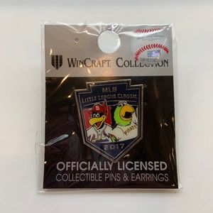 MLB Little League Classic 2017 Cardinals Fredbird Pirates Parrot Pin SEALED!